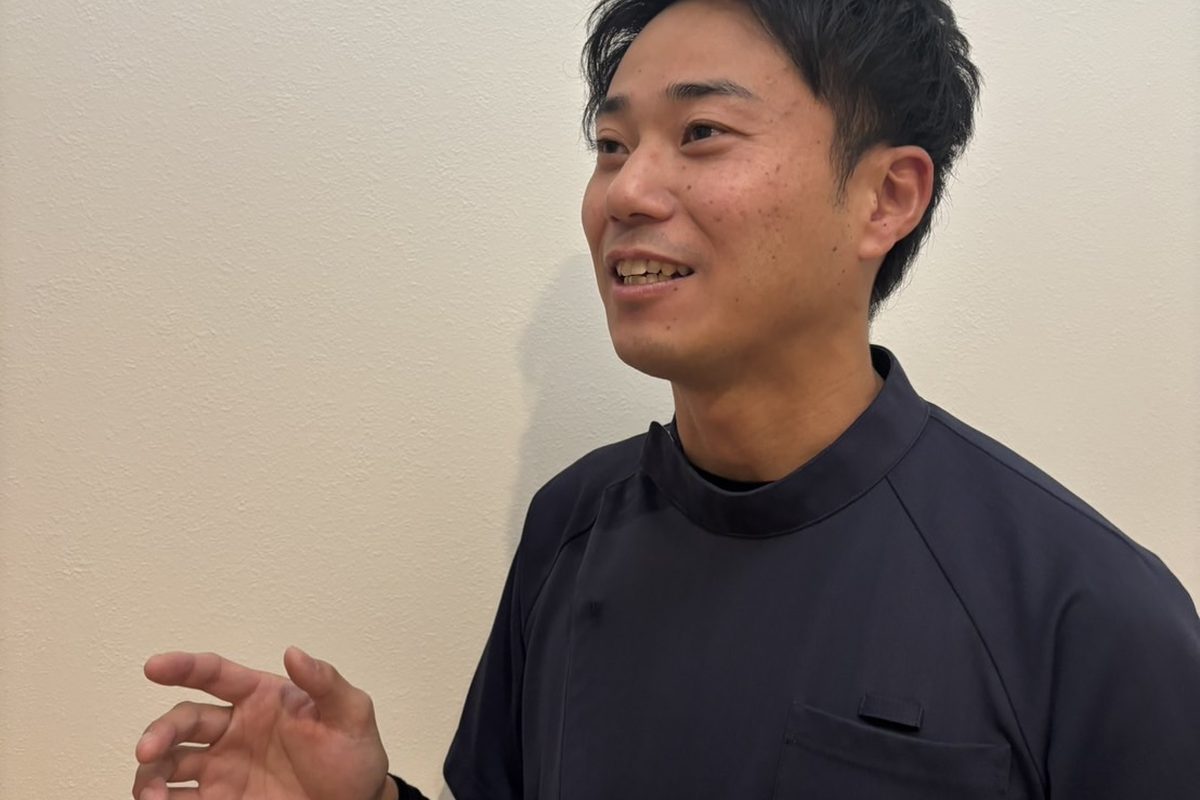身ぶりを交えて説明する安井先生